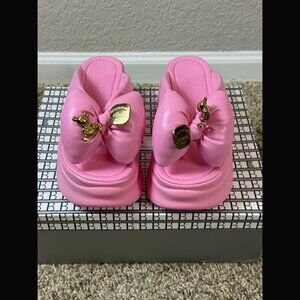 NWT Pink Bella Flip Flops w Puffy Bow Charms Platforms Memory Foam Barbie 39 8